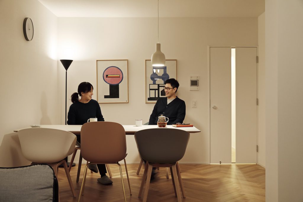 壁, 室内, 床, テーブル が含まれている画像

自動的に生成された説明